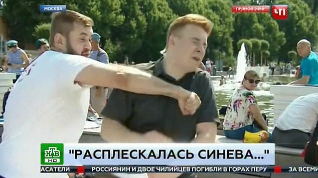 Γρονθοκόπησε Ρώσο δημοσιογράφο σε απευθείας μετάδοση – Δείτε το βίντεο